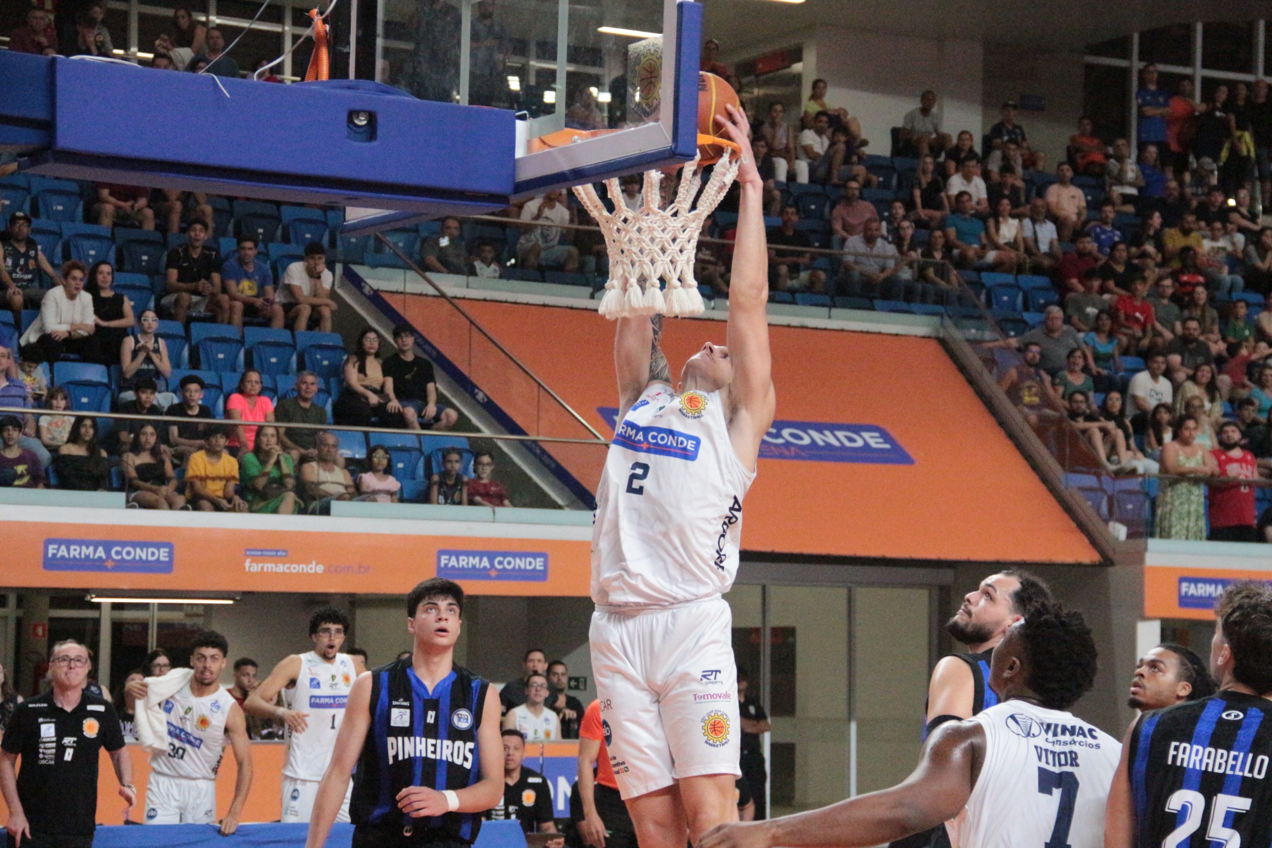 Embalado, Farma Conde São José Basketball recebe Caixa Brasília em noite de homenagem