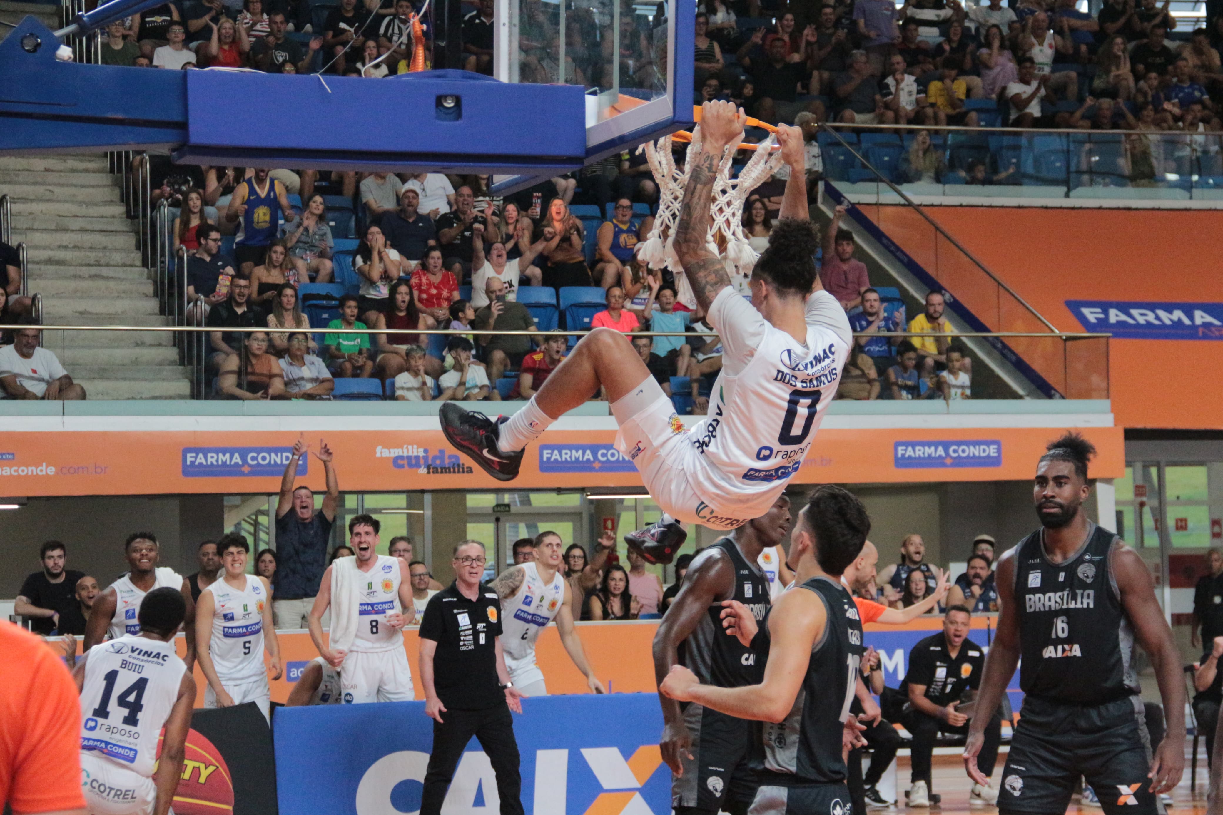 Farma Conde São José Basketball vence Caixa Brasília com autoridade em noite de homenagem a Fúlvio