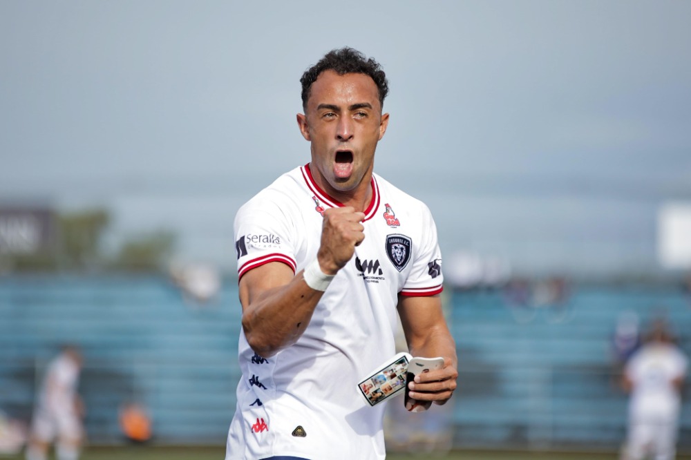 LIDERANÇA E GOLEADA!