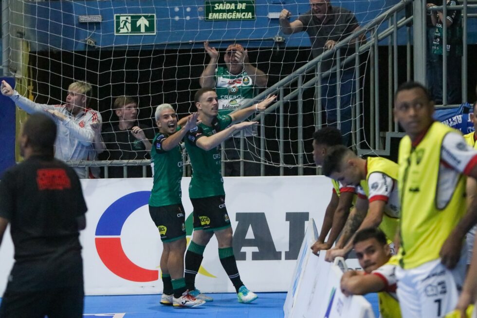 Ronald brilha novamente e Marreco arranca empate a três segundos do fim