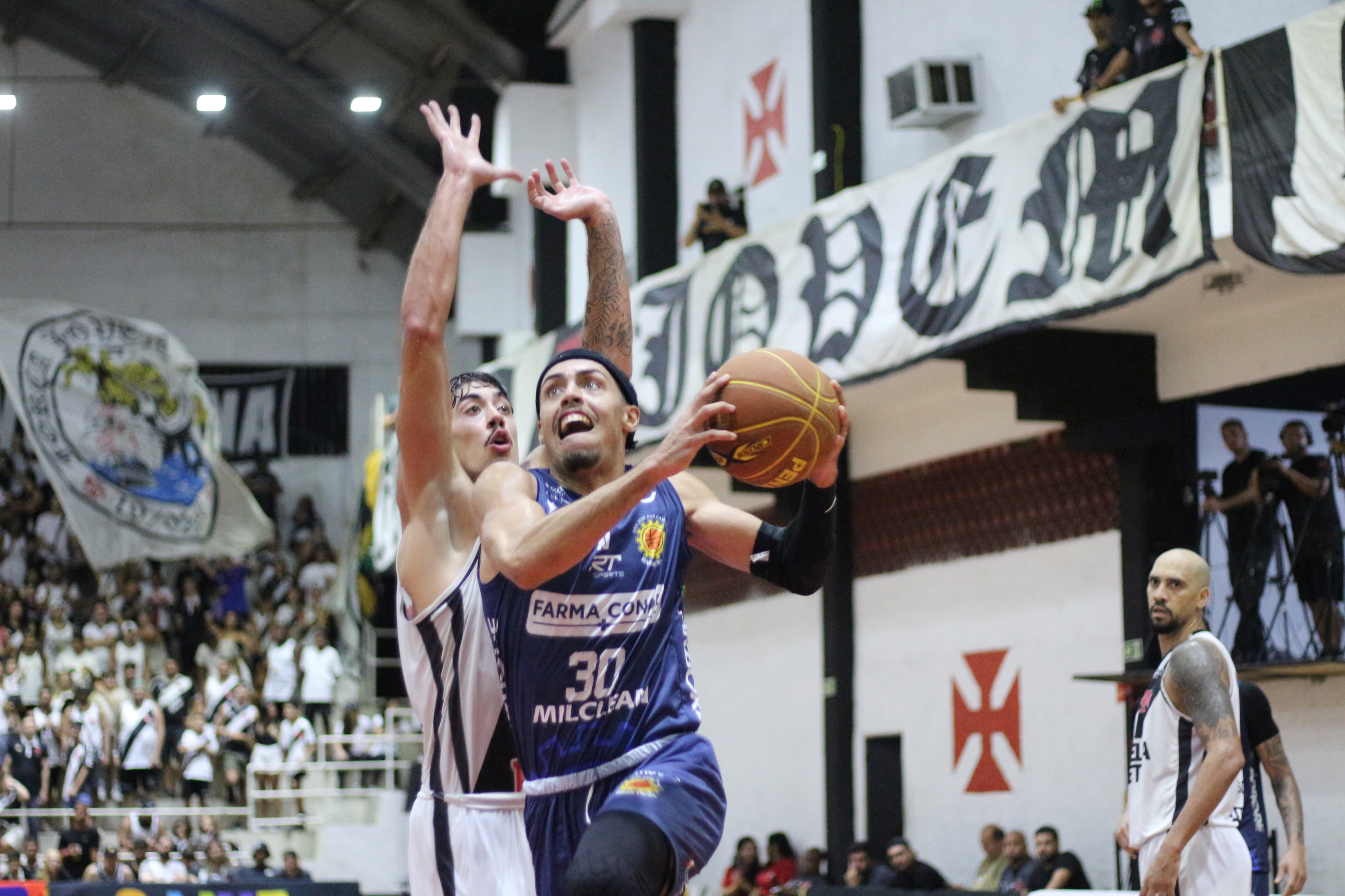 Farma Conde São José Basketball luta, mas sofre novo revés diante do Vasco da Gama nas oitavas do NBB Caixa