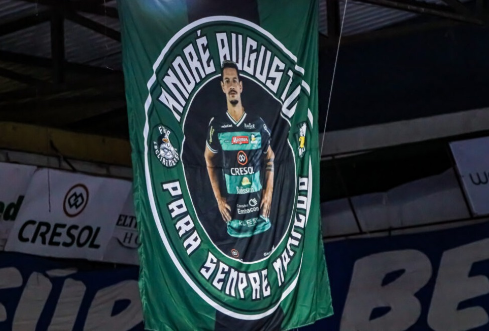 Torcida Organizada Fúria Beltronense eterniza imagem de André Augusto com novo bandeirão