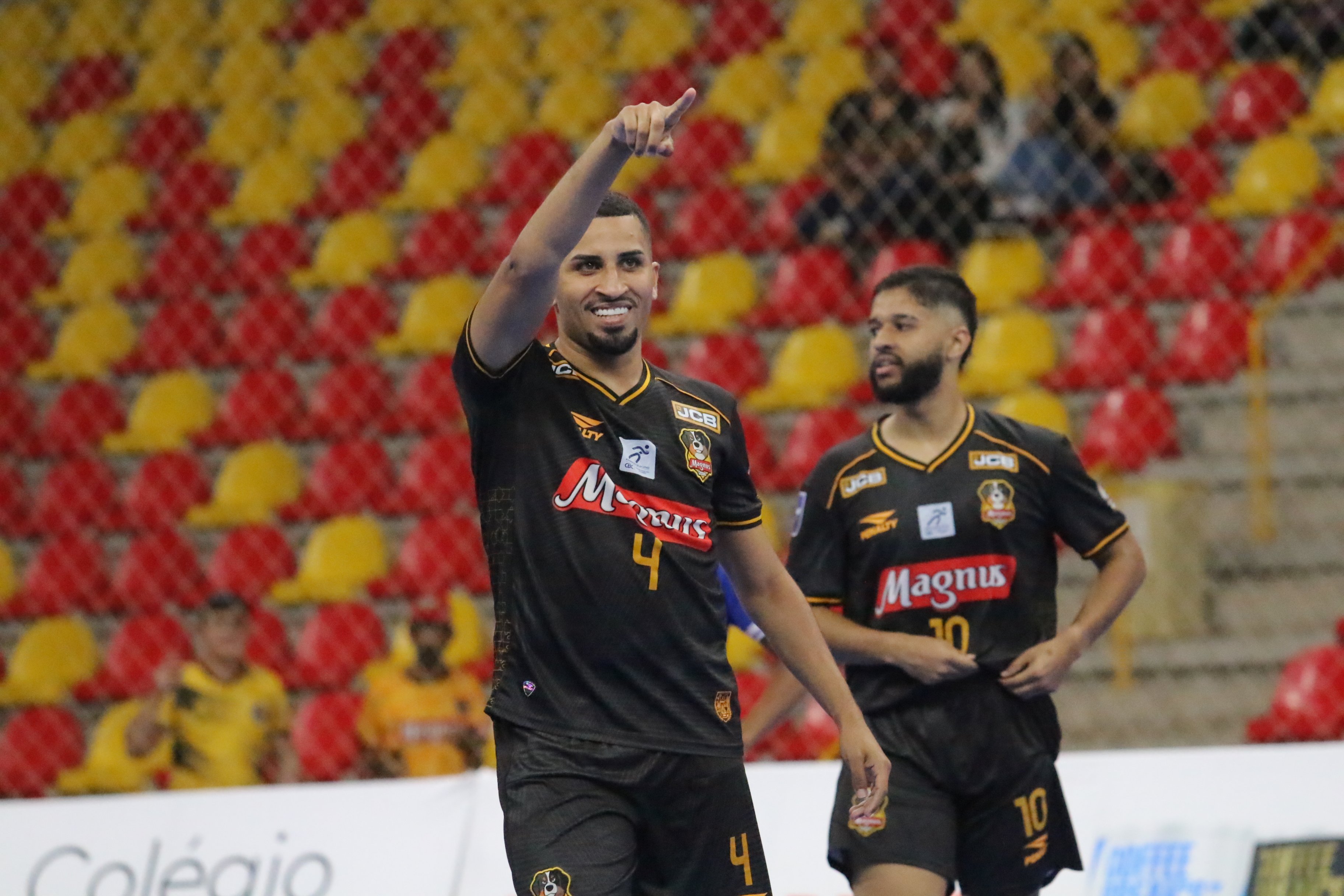Magnus vence Jaraguá e mantém liderança da Liga Nacional de Futsal
